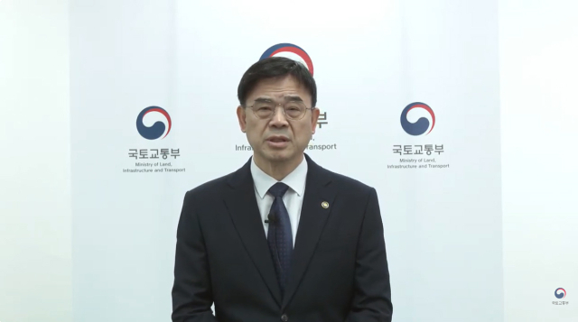 전세 끼고 집을 사 이른바 '갭투자' 논란에 휩싸인 이상경 국토교통부 1차관이 23일 국토부 유튜브 계정을 통해 대국민 사과문을 발표하고 있다. 이 차관은 최근 방영된 한 유튜브 채널에서 '정부 정책을 통해 시장이 안정되면 그때 집을 사면 된다'는 취지로 발언해 논란을 일으켰다. 연합뉴스