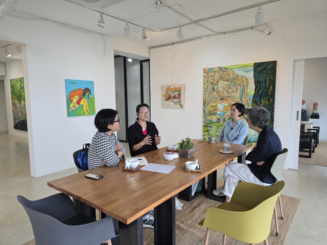 방정아 개인전 ‘물불 안 가리는 사람’ 전시가 열리고 있는 맥화랑에서 방정아(왼쪽에서 두 번째) 작가, 김정원 맥화랑 큐레이터, 장영호 맥화랑 대표 등과 이야기를 나누고 있다. 제이스 제공