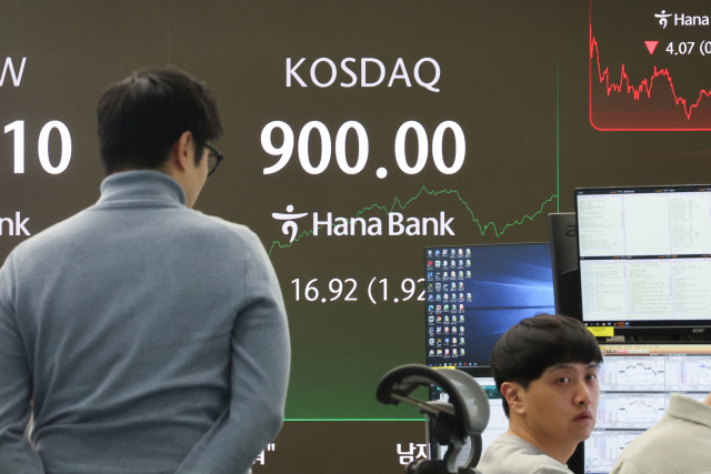 코스피가 사상 처음으로 4000선을 돌파한 27일 서울 중구 하나은행 본점 딜링룸 현황판에 코스닥 지수가 표시돼 있다. 이날 코스닥 지수는 전장보다 7.15포인트 오른 890.23으로 출발해 장중 900선을 돌파했다. 연합뉴스