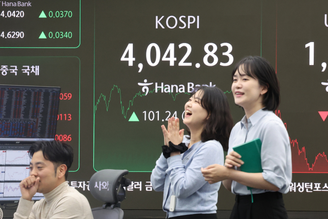 코스피가 사상 처음으로 4000선을 돌파한 27일 서울 중구 하나은행 본점 딜링룸 현황판에 코스피가 표시돼 있다. 이날 코스피는 전장보다 101.24p 오른 4042.83으로 장을 마쳤다. 연합뉴스