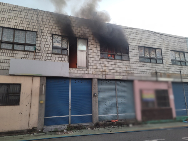 28일 부산 사상구 학장동 상가 건물 화재 모습. 부산 사상경찰서 제공