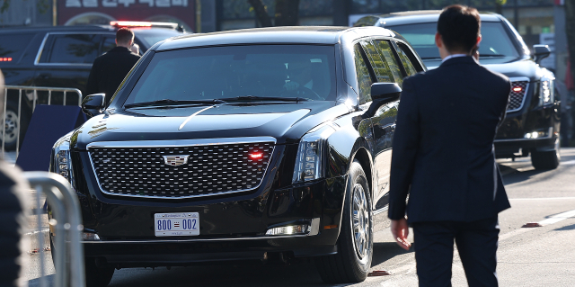 트럼프 미국 대통령이 2025 경주 아시아태평양경제협력체(APEC) 방문을 위해 방한하는 날인 29일 경북 경주시 한 임시 헬기장 인근에 미국 대통령 전용 차량인 '더 비스트'가 이동하고 있다. 연합뉴스