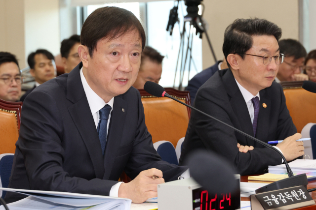 이찬진(왼쪽) 금융감독원장이 지난 27일 서울 여의도 국회에서 열린 정무위원회의 종합감사에서 위원 질의에 답하고 있다. 연합뉴스