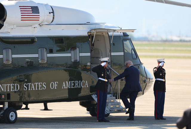 김해국제공항에서 전용 헬기인 마린원에 탑승하는 트럼프 대통령. 연합뉴스