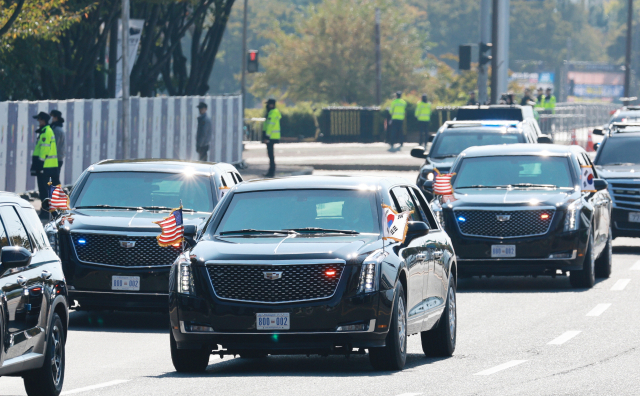 전용 차량인 더 비스트가 경주예술의전당으로 향하는 모습. 연합뉴스