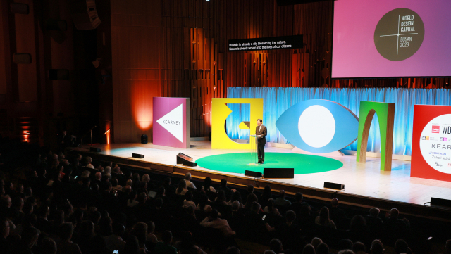 지난달 10일 영국 런던 바비칸센터에서 열린 '세계디자인총회'에서 '2028년 세계디자인수도' 부산 공식 발표 이후 박형준 부산시장이 수락 연설을 하고 있다. 부산시 제공