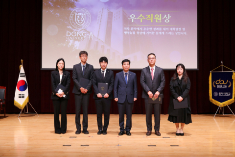 ) ‘우수직원상’ 수상자들. 왼쪽부터 권혜민, 김정대. 오진환, (이해우 총장), 계민수, 송모란.