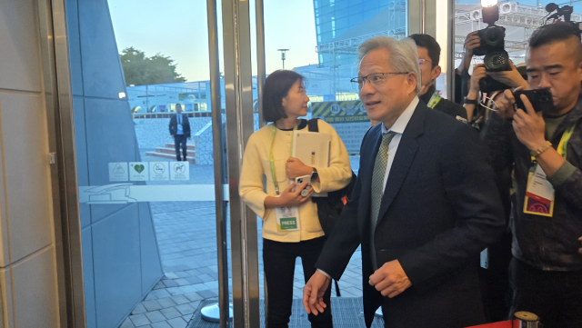 31일 오후 5시 30분께 엔비디아 주최 기자간담회가 열리는 경주 예술의전당 원화홀로 들어서는 젠슨 황 최고경영자(CEO).