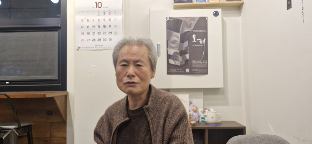 독립예술기획사 효로인디넷 이성민 연출이 연극 '오해'의 연출 의도에 대해 얘기하고 있다. 김희돈 기자