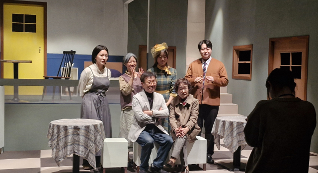 연극 '오해' 관객들이 공연이 끝난 후 무대에 올라 배우들과 기념촬영을 하고 있다. 김희돈 기자