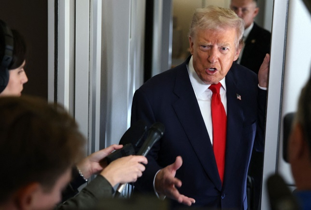 트럼프 미국 대통령이 10월 31일 메릴랜드주 앤드루스 합동 기지에서 에어포스원에 탑승한 기자들과 대화를 나누고 있다. 연합뉴스
