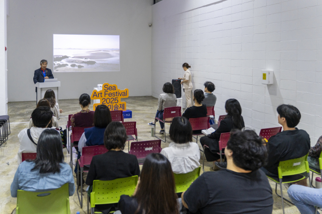 2025바다미술제 '라운드 테이블' 중 '개발과 돌봄 사이: 기로에 선 다대포의 미래' 진행 모습. 부산비엔날레조직위원회 제공