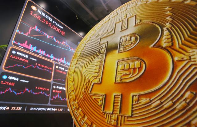 지난달 2일 서울 서초구 빗썸라운지 강남본점 현황판에 비트코인 가격이 표시된 모습. 연합뉴스