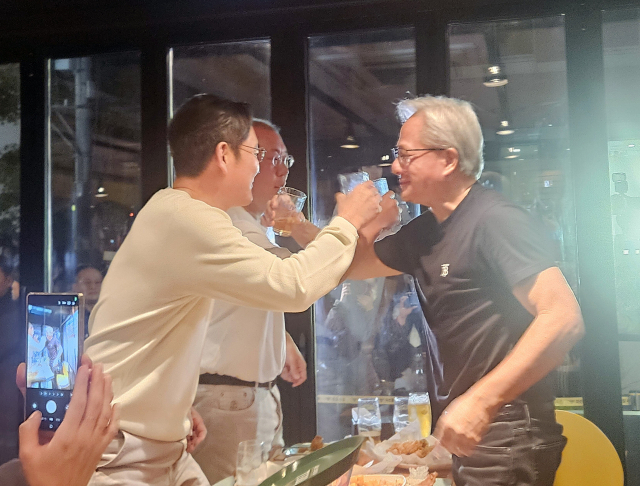 젠슨 황 엔비디아 CEO가 지난달 30일 서울 삼성동 한 치킨집에서 이재용 삼성전자 회장, 정의선 현대차그룹 회장과 치맥 회동을 하며 러브샷을 하고 있다. 연합뉴스