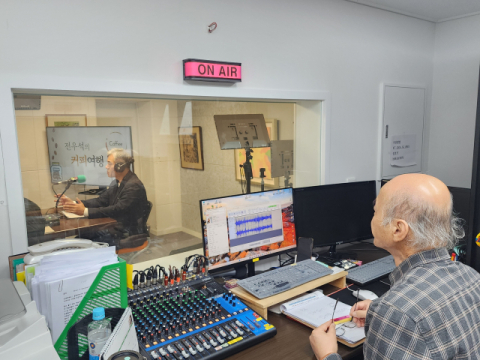 '전우석의 커피 여행' 생방송을 주조정실에선 하수근 편성국장이 지켜보고 있다.