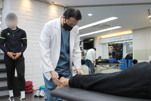 운동을 즐기는 인구가 늘면서 부상 환자도 덩달아 늘고 있다. 일반인들은 통증이 생기면 운동을 완전히 포기하거나 반대로 무리하게 계속하다 악화되는 경우가 많다. 박원욱병원 김효종 원장은 “단순히 ‘쉬는 것’보다 ‘어떻게 쉬는가’를 아는 것이 치료의 핵심”이라고 강조했다. 박원욱병원 제공