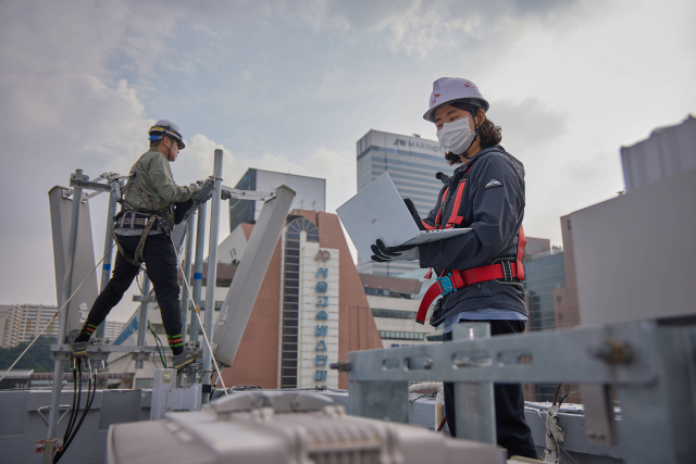 SK텔레콤과 SK오앤에스 엔지니어가 고속터미널역 인근에서 통신장비를 점검하고 있다. 연합뉴스