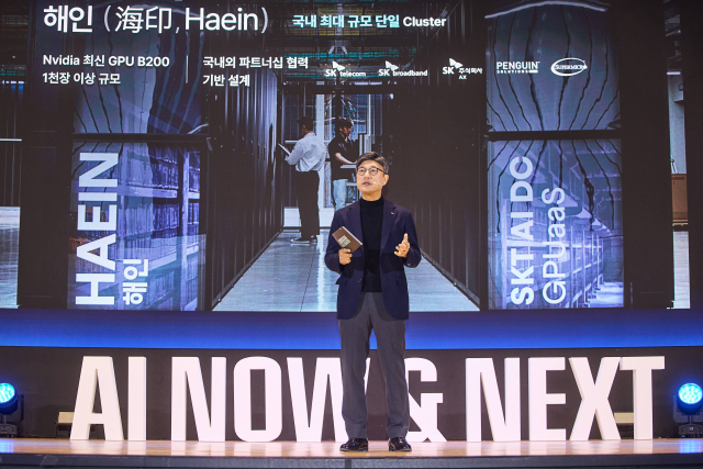 정재헌 SK텔레콤 CEO가 3일 열린 ‘SK AI Summit 2025’에서 발표하고 있는 모습. SK텔레콤 제공