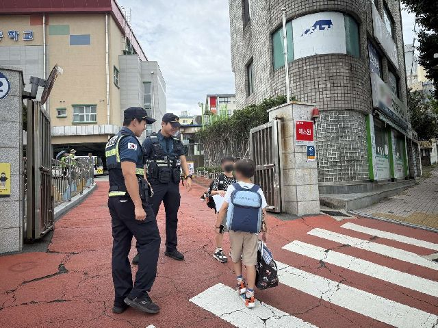 전국적으로 유괴 시도 등 아동 대상 범죄가 잇따르면서 아동보호구역 확대와 관리 강화의 필요성이 높아졌다. 사진은 9월 15일 부산 남구의 한 초등학교 교문 앞에서 경찰이 등하굣길 순찰을 실시하는 모습. 부산경찰청 제공