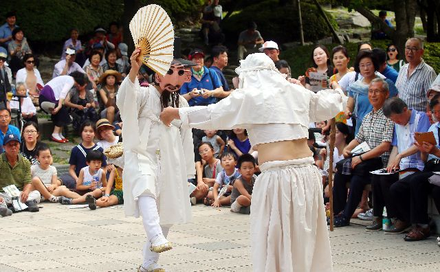 부산민속예술관에서 원로 예술인과 젊은 예술인과 함께 준비한 전통연희극이 열린다. 사진은 수영야류 공연 모습. 부산일보DB