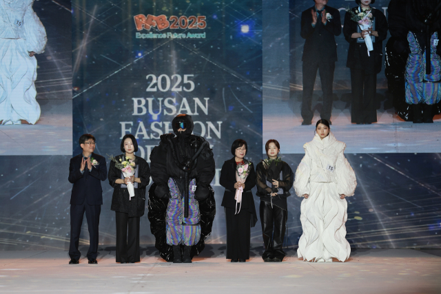 부산섬유패션산업사업협동조합(이사장 서순남·왼쪽에서 네 번째)은 지난달 31일 부산 해운대구 벡스코에서 ‘제32회 부산패션디자인경진대회’를 열었다. 대상은 정유란(왼쪽에서 다섯 번째) 씨, 금상은 서채윤(왼쪽에서 두 번째) 씨가 각각 받았다. 부산패션위크 사무국 제공