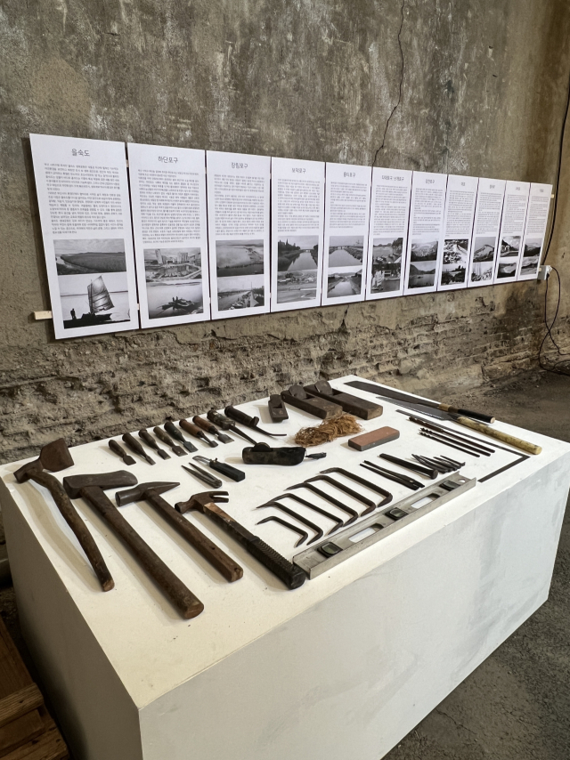 탁영아·허태명의 포구 아카이빙 프로젝트 전시 설치 모습. 부산판화가협회 제공