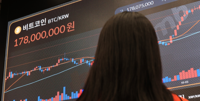 지난달 10일 서울 강남구 빗썸 라운지에 비트코인 시세가 표시된 모습. 연합뉴스