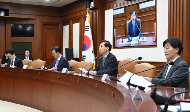 구윤철 부총리 겸 기획재정부 장관이 4일 정부서울청사에서 열린 '경제관계장관회의 겸 물가관계장관회의 겸 산업경쟁력강화 관계장관회의'에서 모두발언하고 있다. 기재부 제공