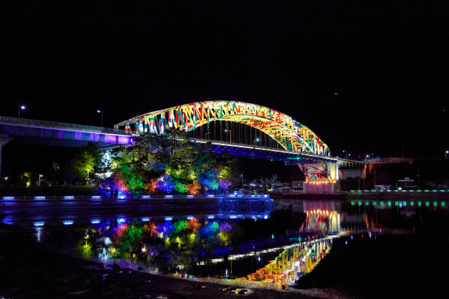 지역 대표 랜드마크인 통영대교가 지역 출신 한국 현대미술의 거장 고 전혁림(1915-2010) 화백 대표작 ‘풍어제’를 품고 바다 위 예술작품으로 탈바꿈했다. 통영시 제공