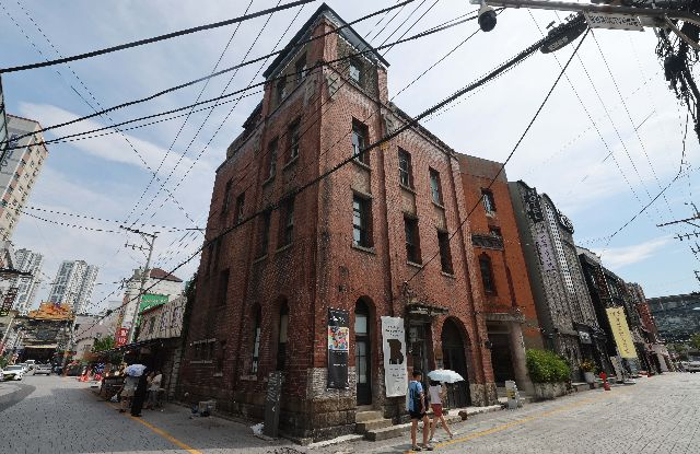 부산역 맞은 편에 자리잡아 전국구 핫플레이스로 사랑받던 창비 부산이 20일 문 닫는다. 부산일보DB