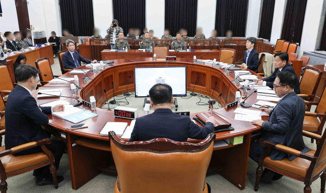 신성범 국회 정보위원장이 5일 오전 국회에서 열린 정보위원회 2025년도 국방정보본부 등에 대한 국정감사를 시작하고 있다. 연합뉴스