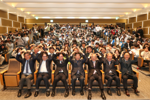 일 동아대 청촌홀에서 열린 김영훈 고용노동부 장관 특강 참석자들이 기념촬영을 하고 있다.