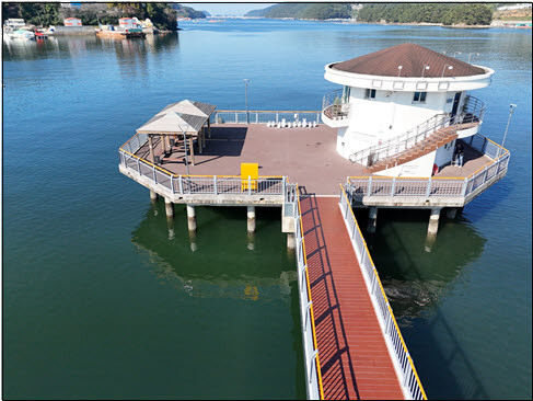 통영시는 북신만 해상산책로가 정비를 마치고 시민에게 다시 개방됐다. 산책로는 바다 위를 걷는 길이 68.6m, 폭 3m 보도교와 420㎡ 넓이 해상 덱 그리고 2층 규모 휴게실을 갖춰다. 통영시 제공