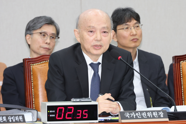 안창호 국가인권위원장이 5일 서울 여의도 국회에서 열린 운영위원회의 국가인권위원회에 대한 국정감사에서 위원 질의에 답하고 있다. 연합뉴스