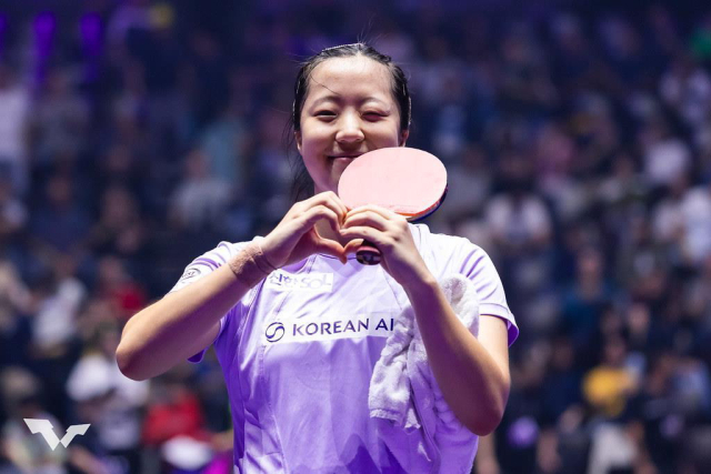 WTT 챔피언스 몽펠리에 경기 후 포즈를 취하는 신유빈. ITTF 홈피 캡처