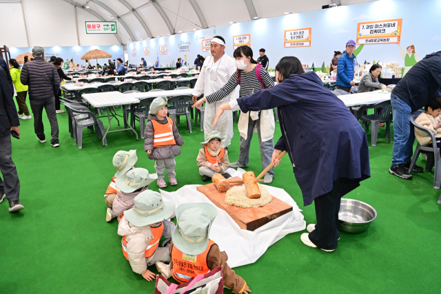 2025 진주국제농식품박람회 농업체험관에서 아이들이 체험 프로그램을 즐기고 있다. 김현우 기자