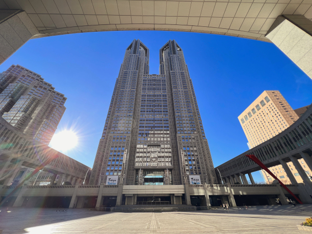 일본 도쿄도는 수도권에 일자리·인구가 집중되면서 지방의 산업 공동화가 심화되자, ‘지역창생’ 정책을 도입해 일자리의 순환과 지역 정착 기반 마련에 나서고 있다. 사진은 도쿄도청 전경.