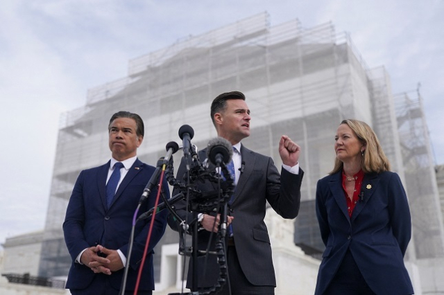 트럼프 관세에 대해 소송을 제기한 애리조나주 법무장관 크리스 메이스, 캘리포니아주 법무장관 롭 본타, 오리건주 법무장관 댄 레이필드가 5일 미국 워싱턴 DC 대법원 밖에서 기자들과 이야기를 나누고 있다. 연합뉴스