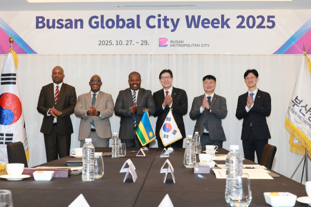 지난 10월 27일 부산 해운대 그랜드조선호텔에서 열린 ‘2025 부산글로벌도시포럼(Busan Global City Forum 2025)’에서 사무엘 두센기유음바 르완다 키갈리市 시장과 박형준 부산시장이 대담을 나누고 교류협력을 약속했다. 부산시 제공