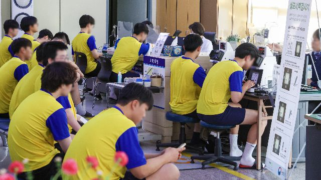 올해 부산 지역 사회복무요원 복무 인원이 2796명으로 2022년 3129명 대비 약 10% 감소했다. 사진은 지난 1월 부산 수영구 부산울산지방병무청에서 병역판정검사가 진행된 모습. 부산일보DB