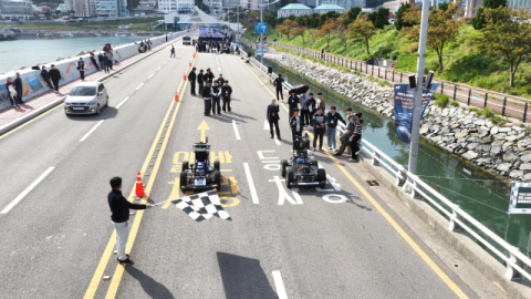 피지컬-AI 자율주행 레이싱 경기가 부산시 영도구 국립한국해양대학교 주변 실도로에서 진행 및 실증까지 진행되는 모습.