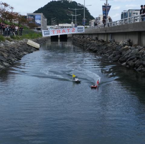 해양 AI 모빌리티 레이싱 경기가 부산시 영도구 국립한국해양대학교 주변 해양환경에서 진행 및 실증까지 진행되는 모습.