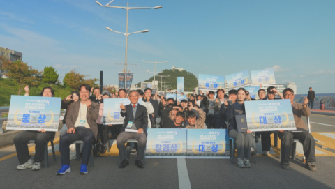 학생들과 시상식 및 폐회식을 부산시 영도구 국립한국해양대학교 주변 실도로에서 진행하는 모습.좌측에서 세번째 국립한국해양대 하윤수 부총장, 좌측에서 두번째 이재명 후보직속 (전) AI강국위원장 이재성.