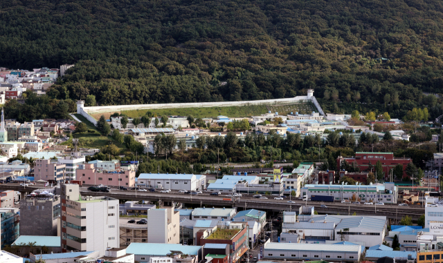 부산구치소에서 20대 미결수를 폭행해 숨지게 한 혐의로 검찰에 송치된 재소자 3명이 숨진 미결수를 최소 일주일 이상 지속적으로 폭행했다는 수사 결과가 나왔다. 부산 사상구 주례동 부산구치소 전경. 정종회 기자 jjh@