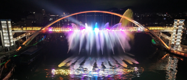 강구안 브릿지 분수쇼. 대형 분수가 음악과 영상, 조명이 융합된 미디어 쇼로 물줄기가 리듬에 맞춰 역동적으로 솟구치는 장관을 연출한다. 통영시 제공