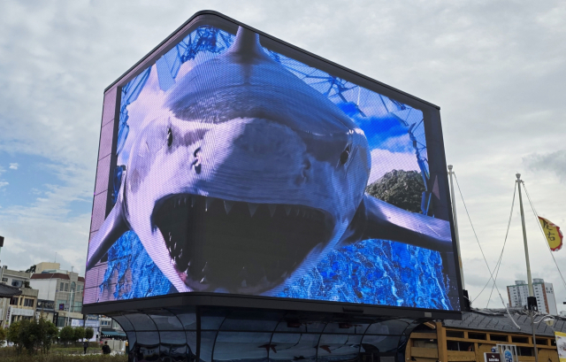 통영시 강구안에 설치된 디지털 사이니지. 광고와 정보, 안내 등 다양한 콘텐츠를 실시간으로 보여주는 디스플레이 솔루션이다. 통영시 제공