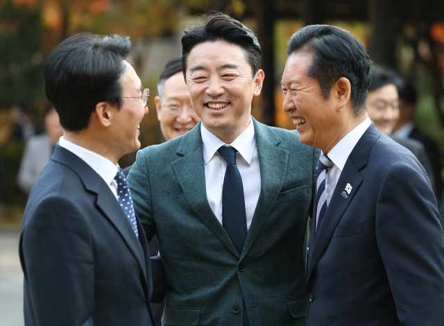 김민석 국무총리(왼쪽)가 9일 서울 종로구 총리공관에서 열린 고위당정협의회에서 강훈식 대통령 비서실장(가운데), 더불어민주당 정청래 대표와 인사를 나누고 있다. 연합뉴스
