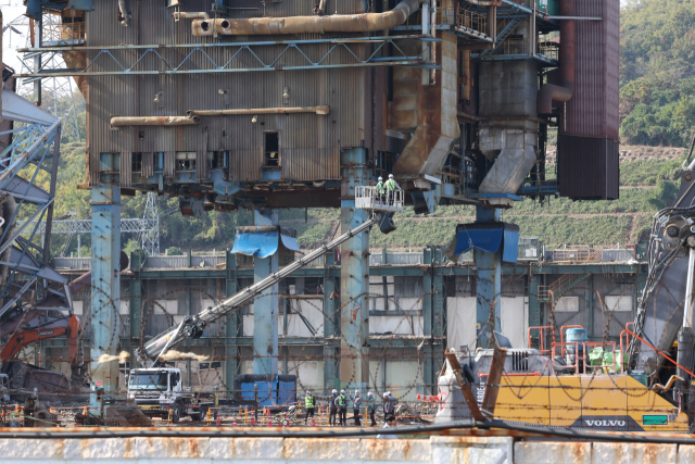 9일 울산 동서발전 화력발전소 붕괴 사고 현장에서 보일러 타워 4호기와 6호기의 해체를 위해 고소작업차가 투입돼 타워를 살피고 있다. 연합뉴스