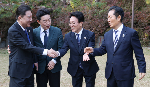 김민석 국무총리(오른쪽 두번째)가 9일 서울 종로구 총리공관에서 열린 고위당정협의회에서 김병기 원내대표(왼쪽 첫번째)를 맞이하고 있다. 연합뉴스