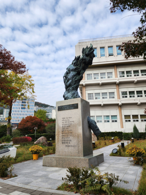 부마 민중 항쟁을 기념하는 최초의 기념물인 ‘10·16부마민중항쟁탑’.